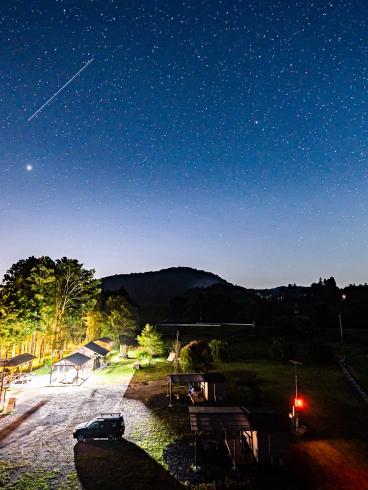 [画像1]栃木キャンプの2枚目です！満点の星空と言うに相応しい風景で、本当に感動しました。 昼間はバーベキューを楽しみ、夜は星空を眺めながらお酒を楽しむ。 これ以上無い幸せを全身で感じました。