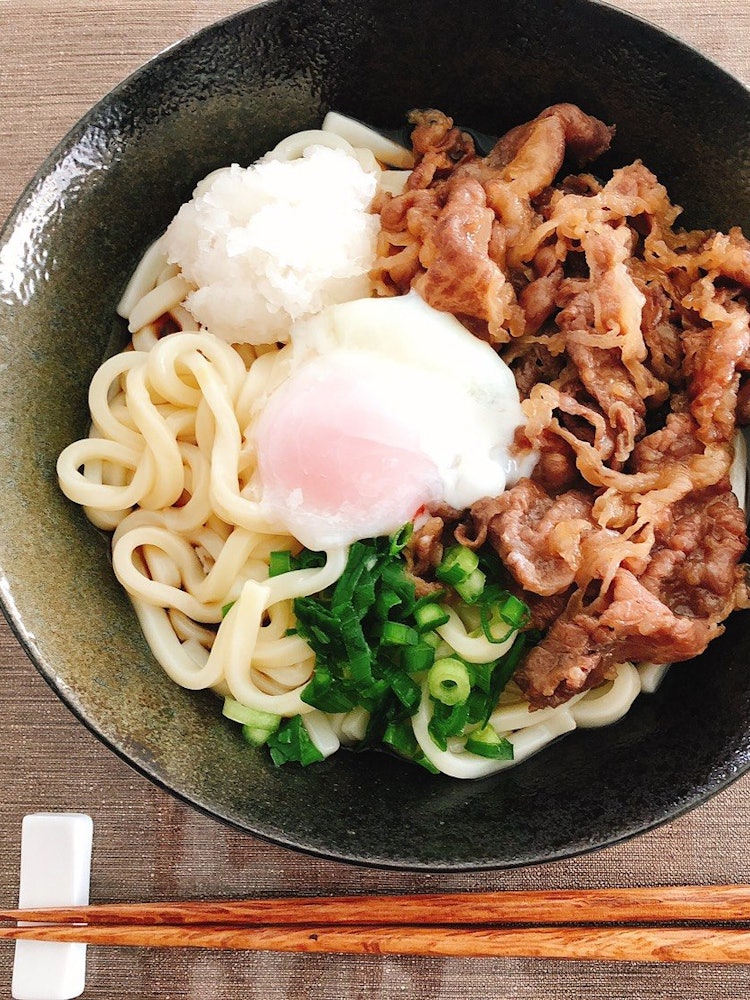 [画像1]日本人の食卓 。 コロナ禍でなかなか外食にいけないので自作料理で外食した気分に浸っています。 本日はぶっかけうどん。 自宅なので好きなモノトッピングし放題。
