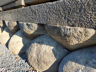 [画像2]【ぼたもち石】石の形が丸く”ぼたもち”のようであることから、「ぼたもち石」「ぼたもち石積み」と呼ばれています。 「ぼたもち石」は大きな丸い石を積み上げる石垣のことで、丸い石を隙間のないように加工して積