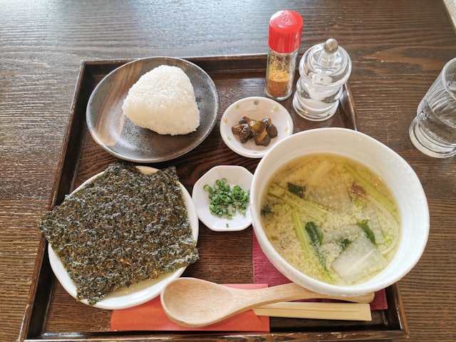 [Image1]Onigiri lunch at a café in AsakusaIt was delicious with a reassuring taste (๑ ́ڡ'๑)