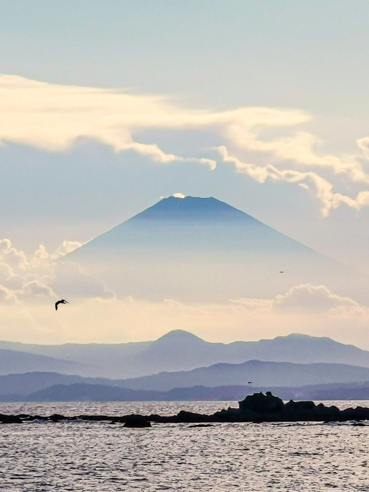 [相片1]富士山。这是一张在仲夏夜拍摄的照片，与神奈川县叶山隔海相望。不幸的是，它是多云的，饱和度很低，这是一张具有意想不到的氛围的照片，云层，阴霾和阴影的渐变。