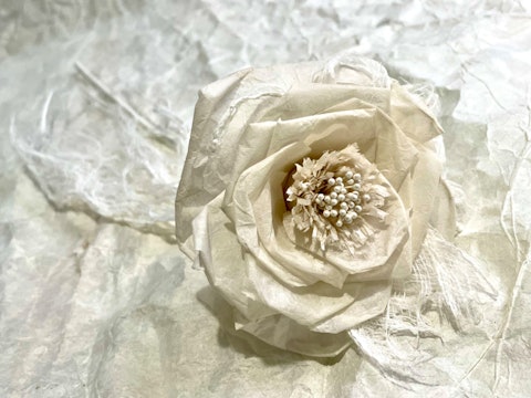 [画像1]和紙と、和紙の原料である楮の繊維をアレンジしたお花ができました。とっても繊細なのに意志の強さを感じる素敵な作品を生み出す方のことを想いながらつくってみたら、お気に入りの子になりました。心をこめて