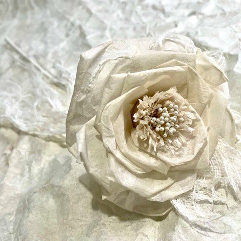 [Image1]Flowers arranged with Japanese paper and mulberry fiber, the raw material for washi paper, were made