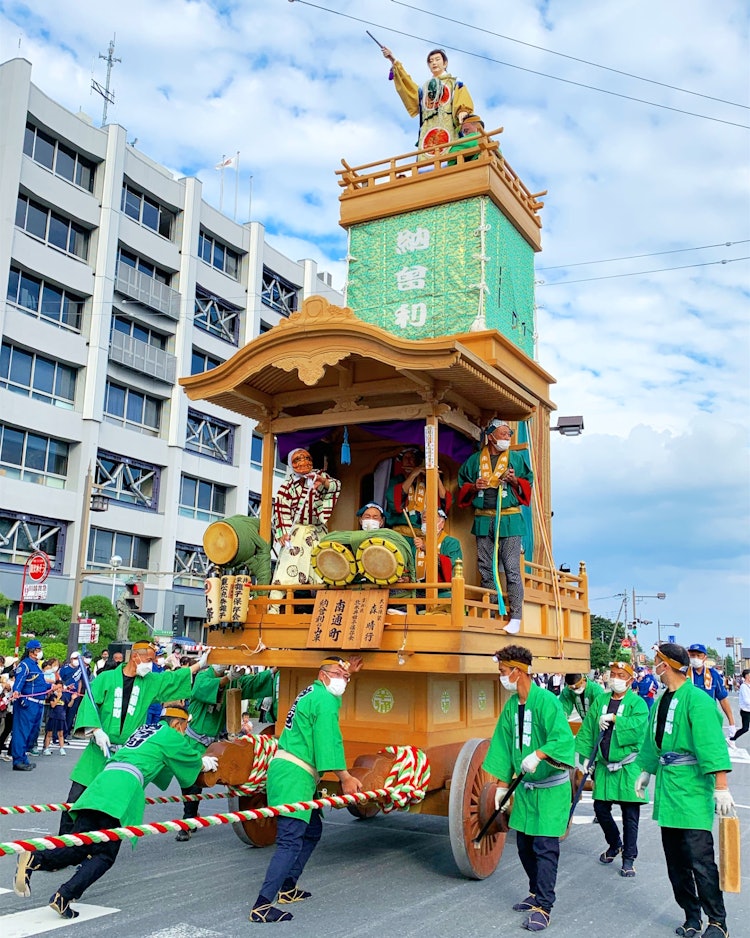 [이미지1]10월 16일, 22일 촬영.가와고에 축제의 사진입니다.가와고에 시청 앞에서 벌어지는 축제 수상 행렬입니다.난퉁 타운과 나소리의 산차입니다.의상과 산차은 녹색으로 통일되어 있습니다