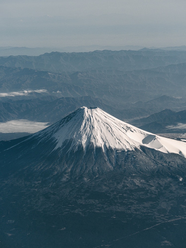 [相片1]富士山，也被称为富士山，是位于日本本州岛的一座休眠火山。它是日本最高的山峰，山峰海拔3，776.24米（12，389英尺）。富士山与立山和白山一起被认为是日本三大圣山之一。它也是联合国教科文组织世界遗