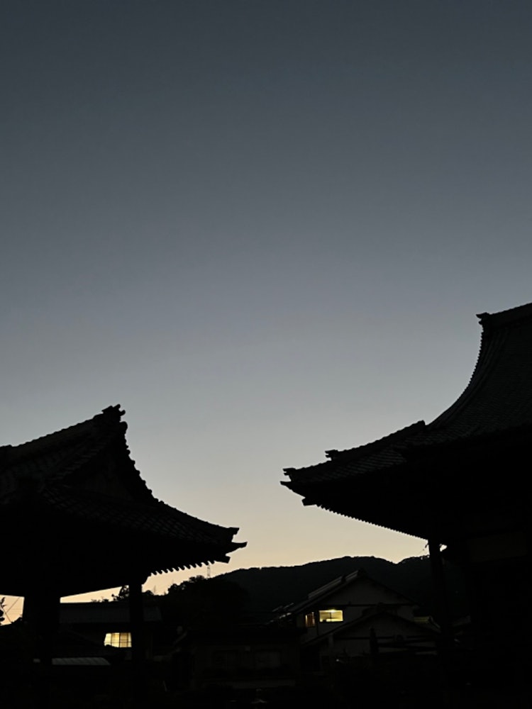 [Image1]The roof of a temple is very beautiful, isn't it?There are more and more temples buried in modern so