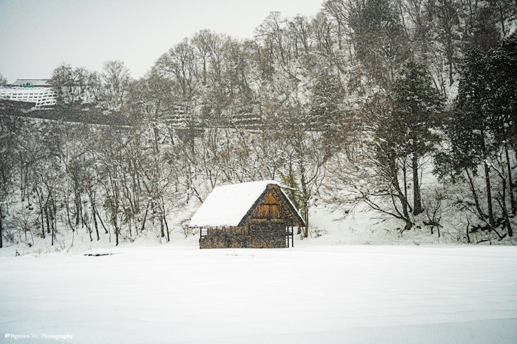 [相片1]日本的冬天雪地裡的山間小屋在岐阜