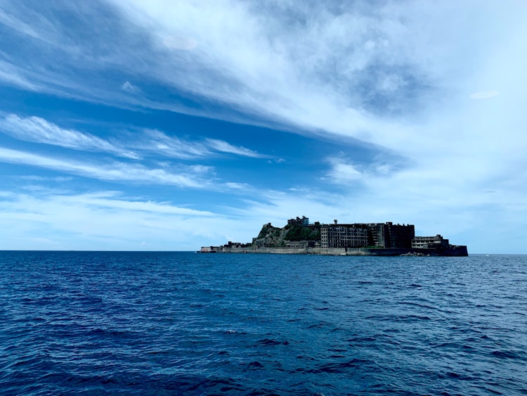 [相片1]這是我大約兩年前訪問軍艦島時從一艘前往軍艦島的船的甲板上拍攝的照片。 這是一個我一直想去的地方，因為它被用作電影拍攝地，所以我記得非常興奮地拍攝了這張照片。 此時，天空晴朗，陽光強烈，深藍色的大海在陽