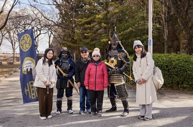 [画像1]土砂降りの雨の中、はるばる大阪城に見に来た外国人と侍写真!SAMURAI 加藤清正の今日の鎧 ⚔