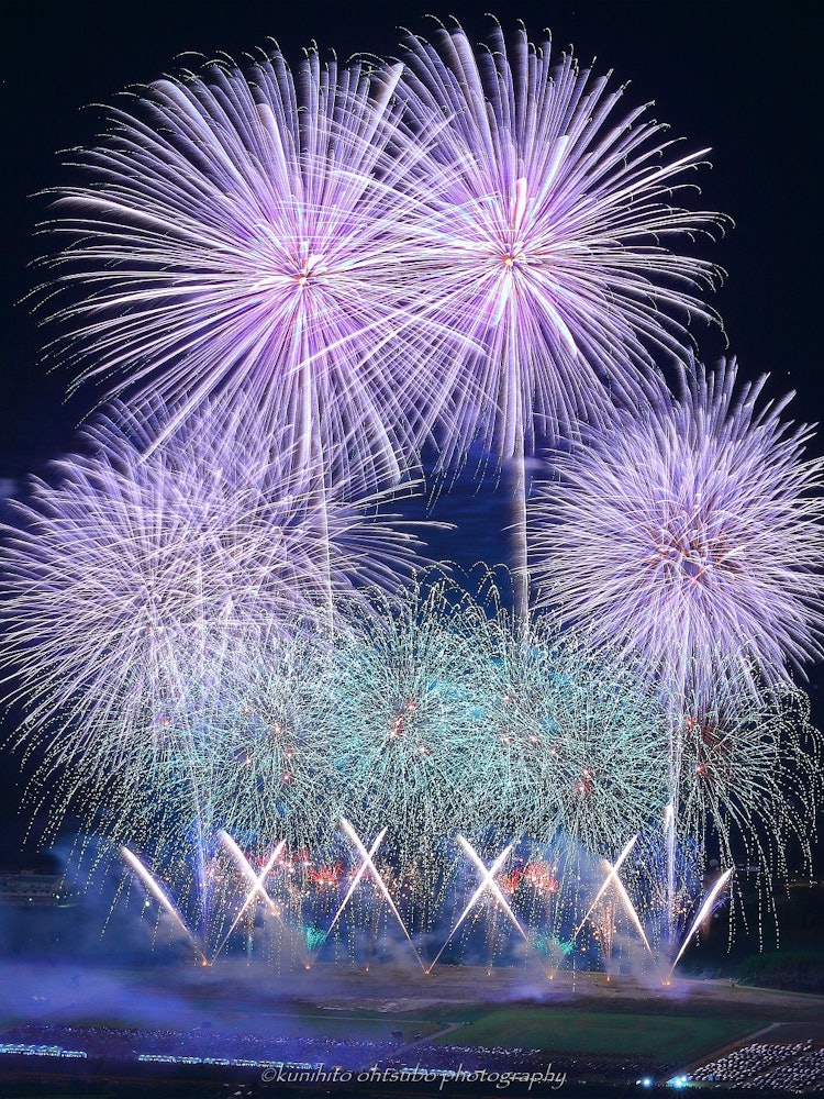 [이미지1]「니시아와 불꽃놀이」니시아와 불꽃놀이 전국 불꽃놀이 대회장소: 도쿠시마현 미요시시 미노 건강 방재 공원＊사진은 작년 10 월 5 일과 아와 불꽃 놀이 축제에서 열렸습니다. 주고쿠와