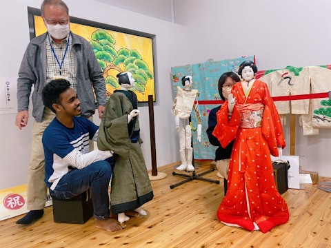 [相片1]前幾天，我和一群新生一起去了八白。 “八白”的正式名稱是“桑藤日本遺產中心八王子博物館”，這是一個可以瞭解八王子文化和歷史的博物館。 在“Hachihaku”，我們進行了汽車娃娃體驗和編織體驗。 由於