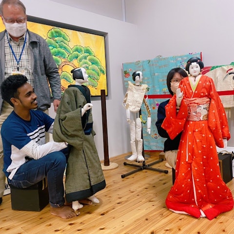 [画像1]先日、新しい学生たちと一緒に「はちはく」へ行きました。 「はちはく」の正式名称は「桑都日本遺産センター 八王子博物館」で八王子の文化や歴史を知ることができる博物館です。 「はちはく」では車人形体験と機
