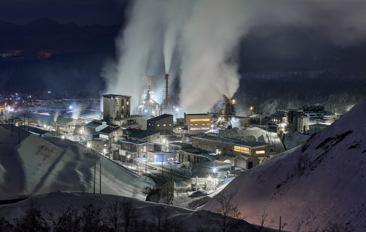 [相片1]这是位于秋田县Kazuno区小坂町的Kosaka Refining Co.， Ltd.工厂的夜景。被白雪皑皑的群山环绕的工厂是一幅非常令人印象深刻的风景。全国各地都有各种各样的工厂，但雪国的工厂也很漂