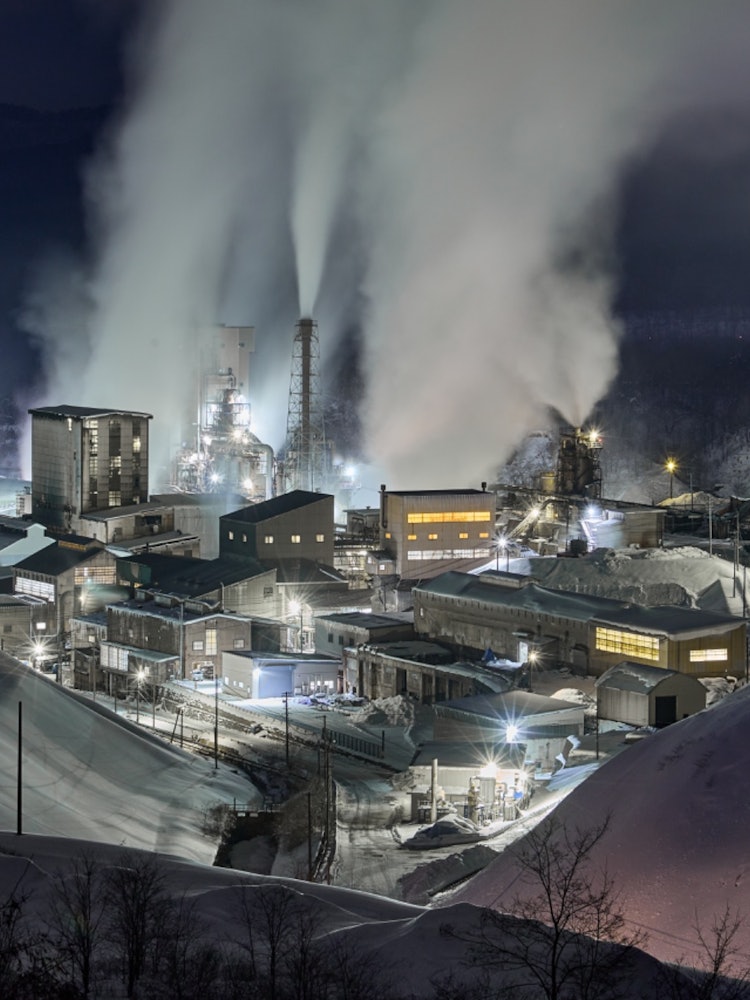 [画像1]秋田県鹿角郡小坂町にある、小坂精錬(株)の工場夜景です。雪が積もる山に囲まれた工場群がとても印象的な景色です。全国に様々な工場がありますが、雪国の工場というのも綺麗なものです。
