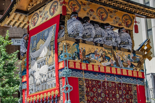 [画像1]歴史を感じる京都祇園祭の山鉾の周りの飾りを「屏風」言いどの鉾の飾りを見ても国宝で有ってもいような歴史をかんじる立派な装飾です。