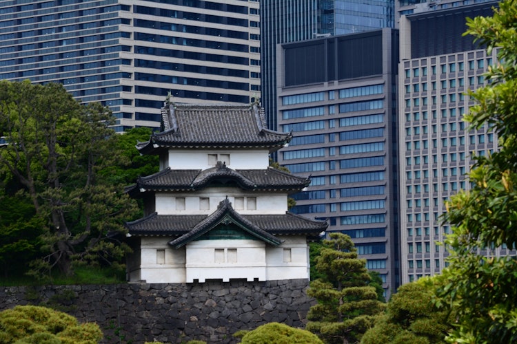 [画像1]皇居富士見櫓と丸の内のビル群で、歴史ある江戸時代建築と現代建築のコントラストを表してみました。