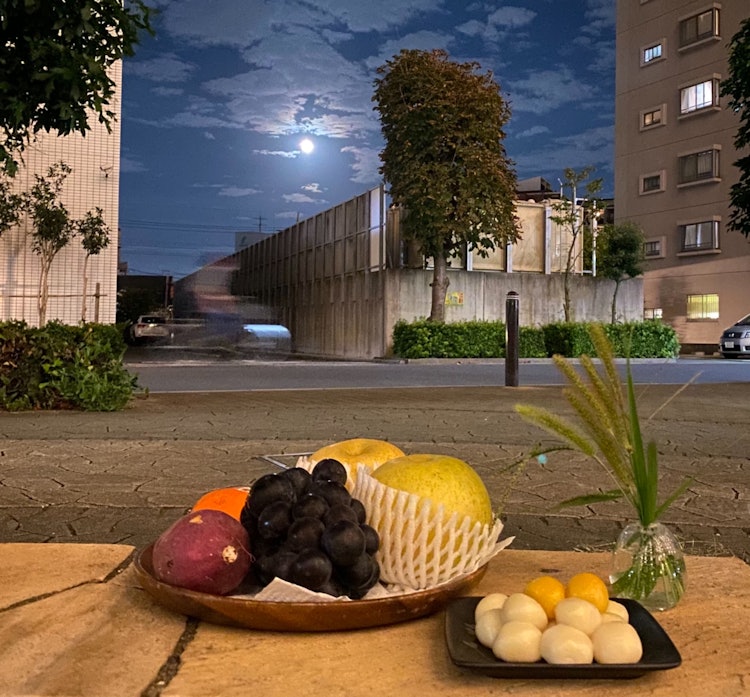 [相片1]著名的中秋月亮八年来第一次满月。致从云层中浮现的月亮提供秋季水果和手工月亮饺子。用猫的嬉戏代替潘帕斯草小巧可爱的赏月派对 ♡