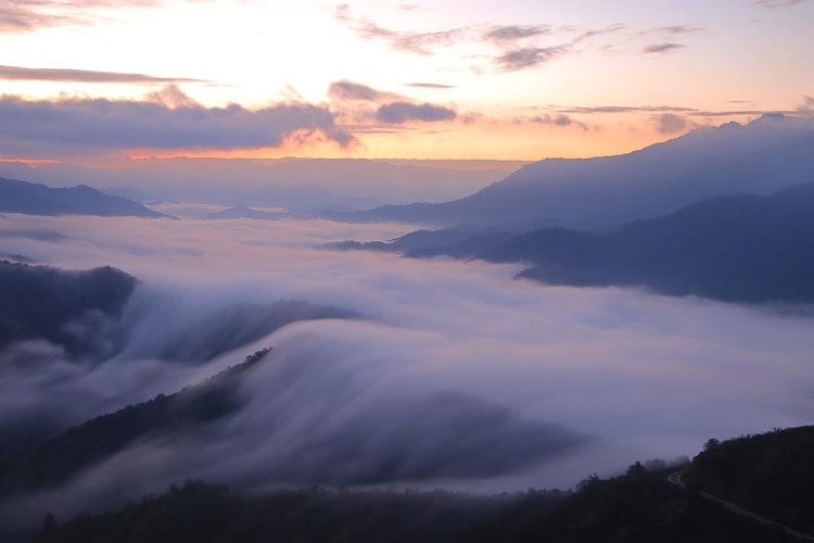 [画像1]新潟県魚沼市枝折峠では、雲海が滝のように流れ落ちる「滝雲」が見られることがあります。 様々な条件がそろった時にだけ起きる現象で、「一生に一度は見たい！」と、マニアの間では噂されています。 皆さんも滝雲