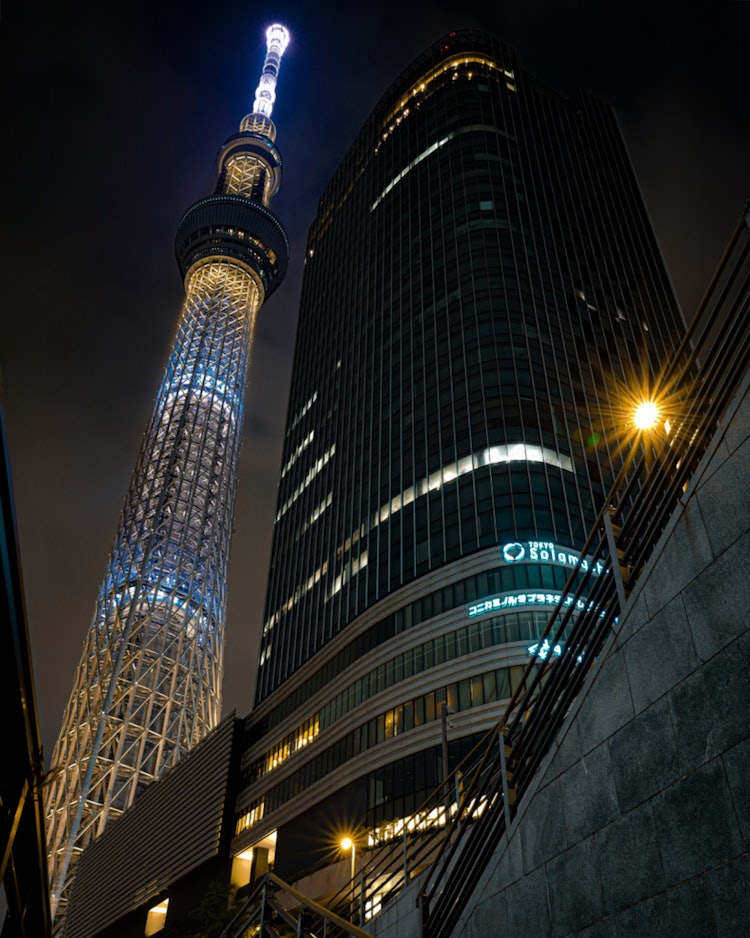 [相片1]這是東京的晴空塔。夜晚點亮的天空樹很涼爽。攝影器材索尼α7III燈房編輯軟體