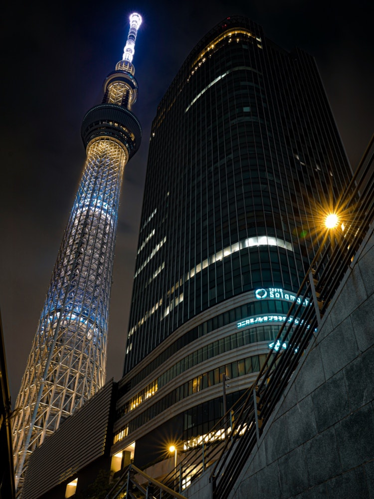[画像1]東京のスカイツリーです。夜のライトアップされたスカイツリーはかっこいいですね。撮影機材 SONY α7III編集ソフト Lightroom