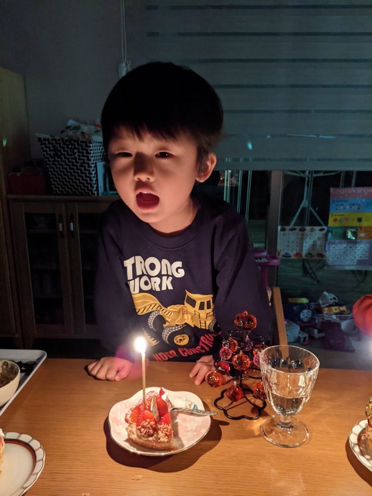 [이미지1]겨울, 크리스마스🎄라고하면산타가 우리 집에 왔고 아이들은 즐거운 시간을 보냈습니다 😄❤️.밤은 크리스마스 케이크로 활기차고 4 세의 조카는 케이크🎂에 촛불을 켜서 불을 끄려고📷했습