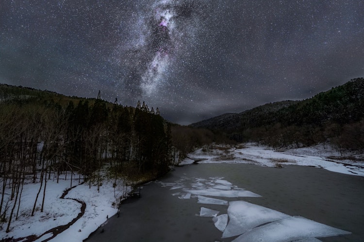 [Image1]The Milky Way of a frozen dam in Hokkaido.