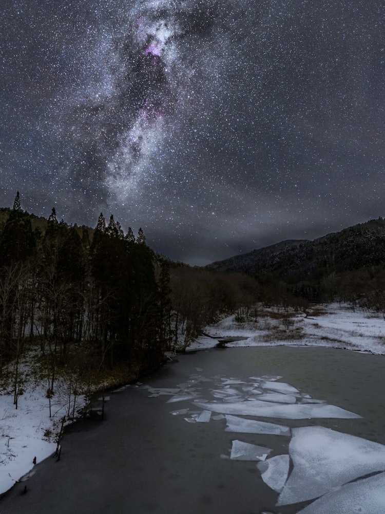 [Image1]The Milky Way of a frozen dam in Hokkaido.