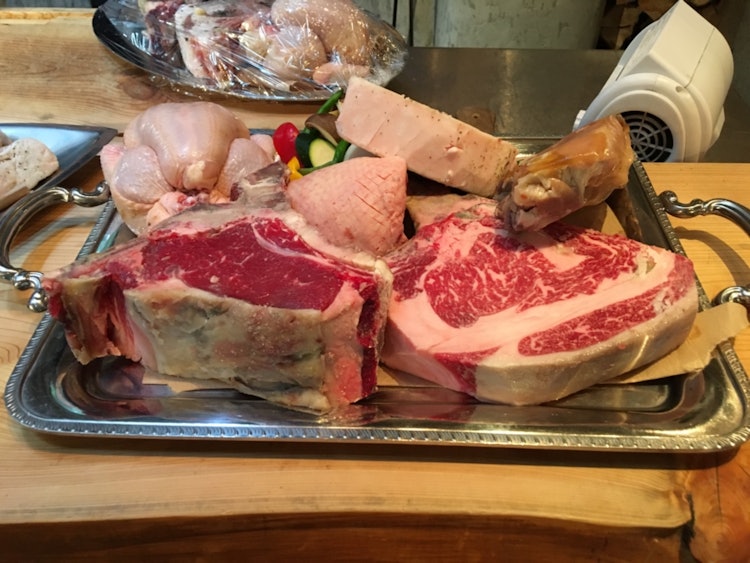 [画像1]軽井沢の暖炉料理 ピレネーお肉見せてくれます