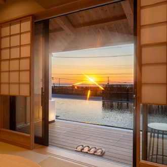 [相片1]千葉鴨川溫泉里安。 它於 2022 年 8 月 8 日開業。從您的房間，您可以看到早晨的太陽從您面前的太平洋升起。 一邊看清晨陽光的露天浴池是最好的。 反射在眼前水盆裡的陽光也很美，風海的聲音讓顧客放