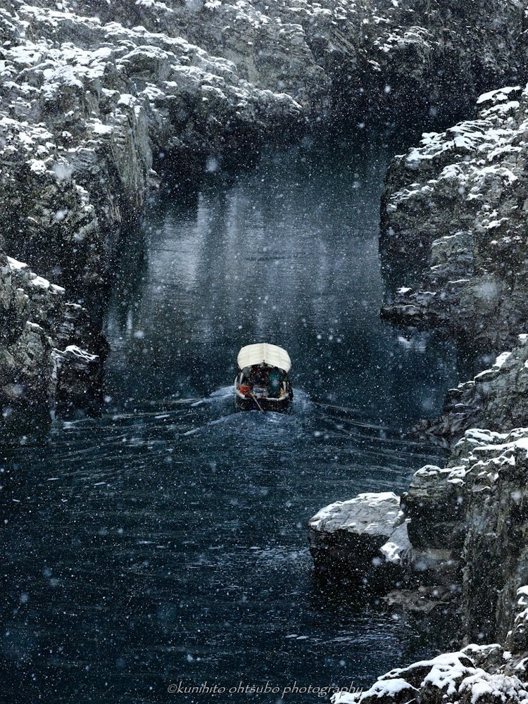 [相片1]「雪舞峽谷」地点名稱：徳島県三好市・大歩危峽＊~雪舞う峽谷~在嚴冬，穿越雪舞峽谷的觀光船是非常令人印象深刻的景象。穿越白雪皚皚的奧博克峽谷的遊船。今年沒有下雪的跡象，所以似乎不太可能看到這樣的景象。