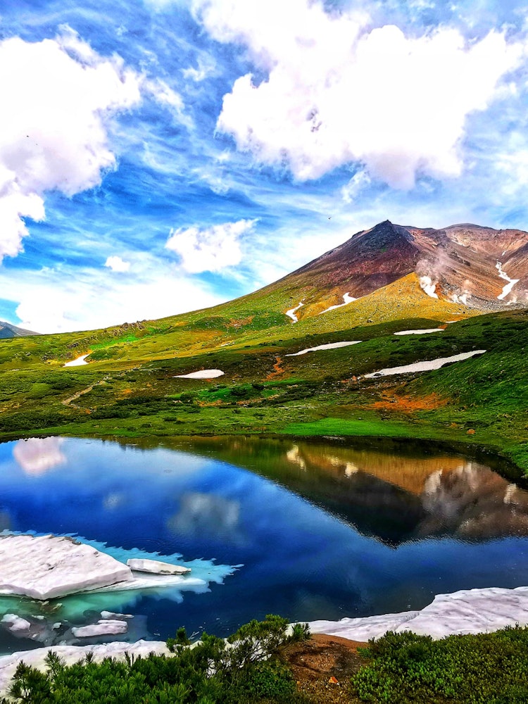 [Image1]Asahidake in early summer.The arrival of a short summer in Hokkaido.The pond is beautiful and blue, 