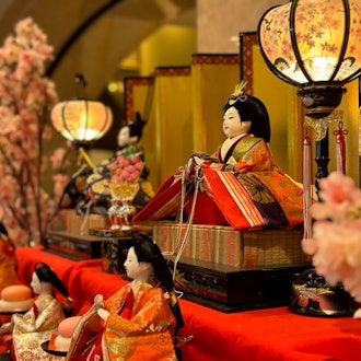 [画像1]3月3日のひなまつりに合わせて、ホテルのロビィにひな人形が展示されていました🌸7段の迫力のあるひな壇。15体の人形が華やかにお祝いをしてくれています🎉推しの人形を探してみるのも楽しいかもしれません🥰元