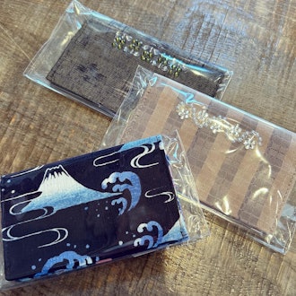 [相片1]手作布製品已到貨 ✨您好，這裡是 💁 ♀️ 大月站旅遊資訊中心今天，我收到了🙌當地一位紡織品藝術家寄來的一個包和一個名片夾名片盒種類繁多，主要是山梨縣特有的富士山圖案...... ❗️袋子做工精良，可
