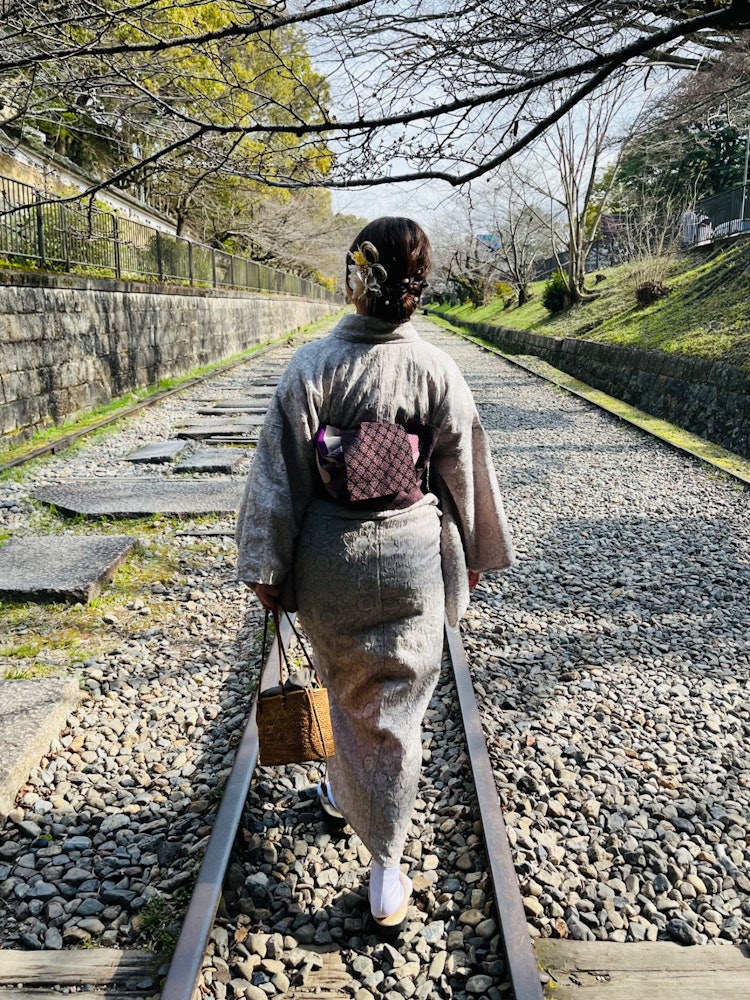 [이미지1]그녀와 함께한 첫 교토 여행. 둘이서 기모노를 입고 경사진 철도 부지로 남아 있는 게아게 인클라인을 방문했습니다. 낡은 철로를 따라 늘어선 벚꽃나무를 올려다보니 눈앞에 부풀어 오른