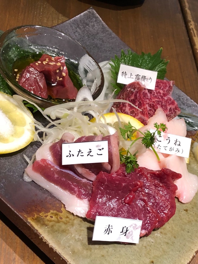 [画像1]大阪市の天満橋にある、熊本産の新鮮馬肉が食べられる馬肉料理専門店「馬屋たろちゃん」にて、『刺身 おまかせ5種盛り』。