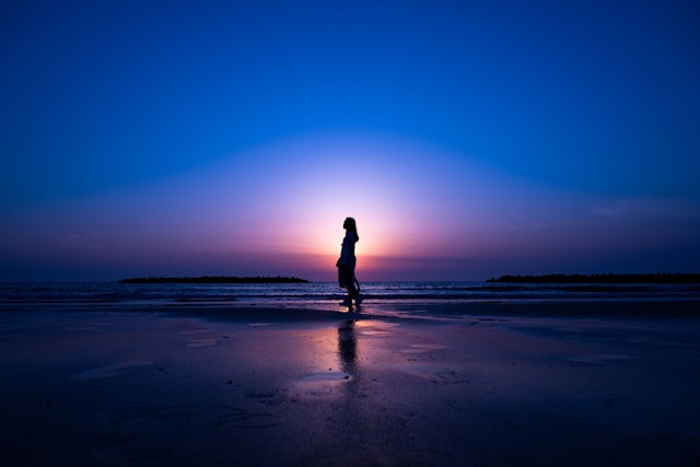 [画像1]こんばんわ。今日は糸島での一枚を載せておこうと思います。糸島の海岸での一枚。夕暮れのグラデーションが綺麗で美しい写真を撮ることができました。糸島の夕焼けは、とても美しいものです。 海と空が赤く染まり、