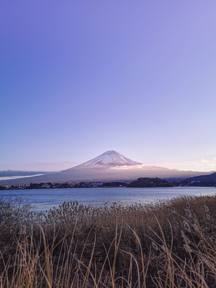[相片1]它是經典中的經典，但它仍然是富士山。太陽下山後河口湖的景色。