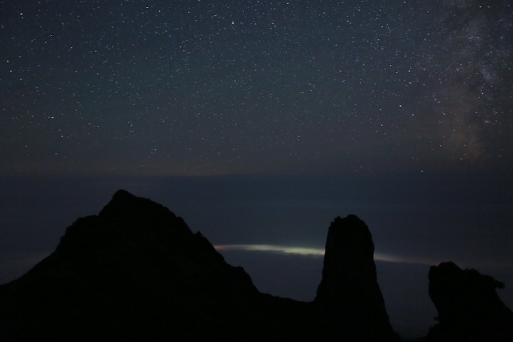[Image1]Photographed at 00:50 on July 19, 2021.Silhouette of the Milky Way and candle rocks from the summit 