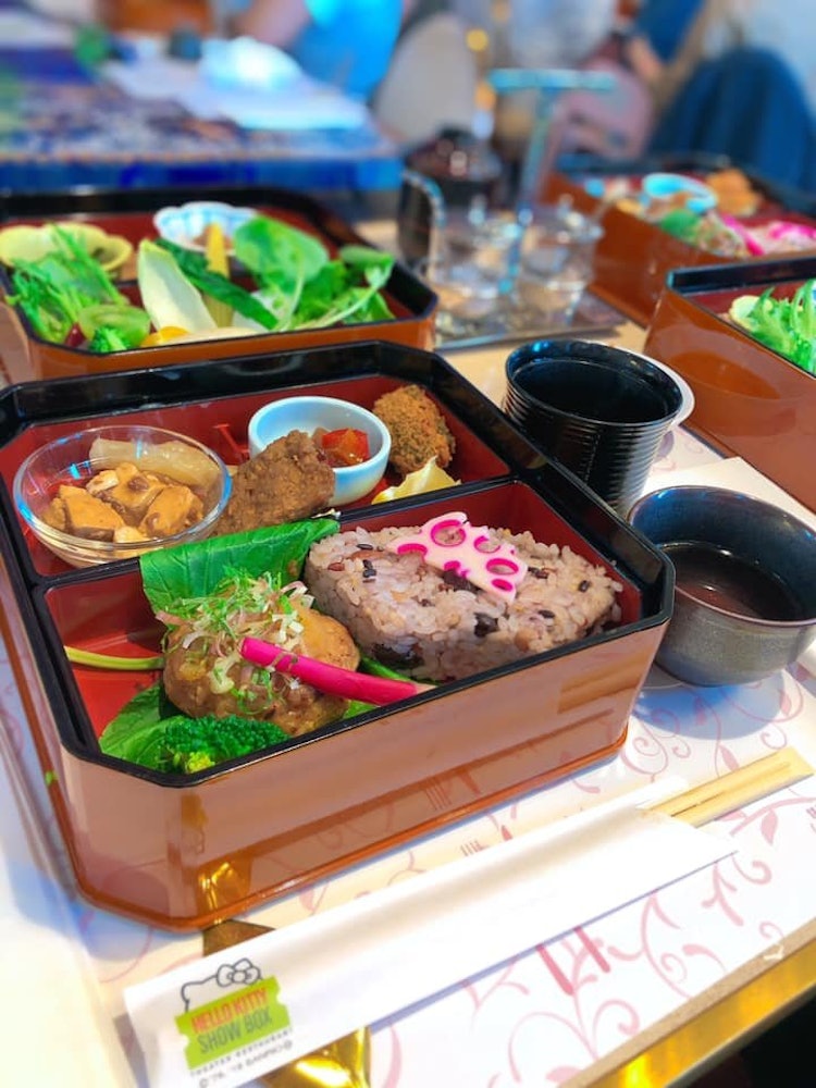 [相片1]淡路島“HELLOKITTY SHOWBOX”是一家新的劇院餐廳，您可以在酒店一邊欣賞表演一邊用餐。 食物是純素食品，所以它很健康，非常適合節食者。 ⠀⠀一之壽 ⠀時令大米（五穀米）⠀豆腐漢堡牛排（大