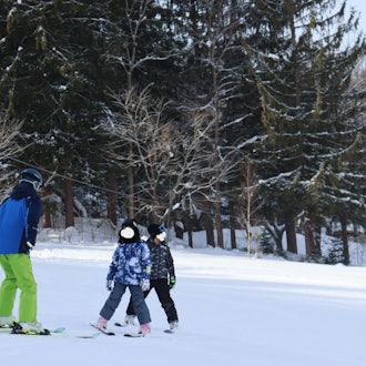 [相片2][滑雪课程]在北海道，在体育课上有一个可以滑雪的区域。西兴部村的小学和初中老师和学生一起来滑雪。滑雪板留在滑雪胜地的小屋里。Shiokoppe的电梯是用一只手抓住把手，把杠铃放在腰上，然后爬上去风格有