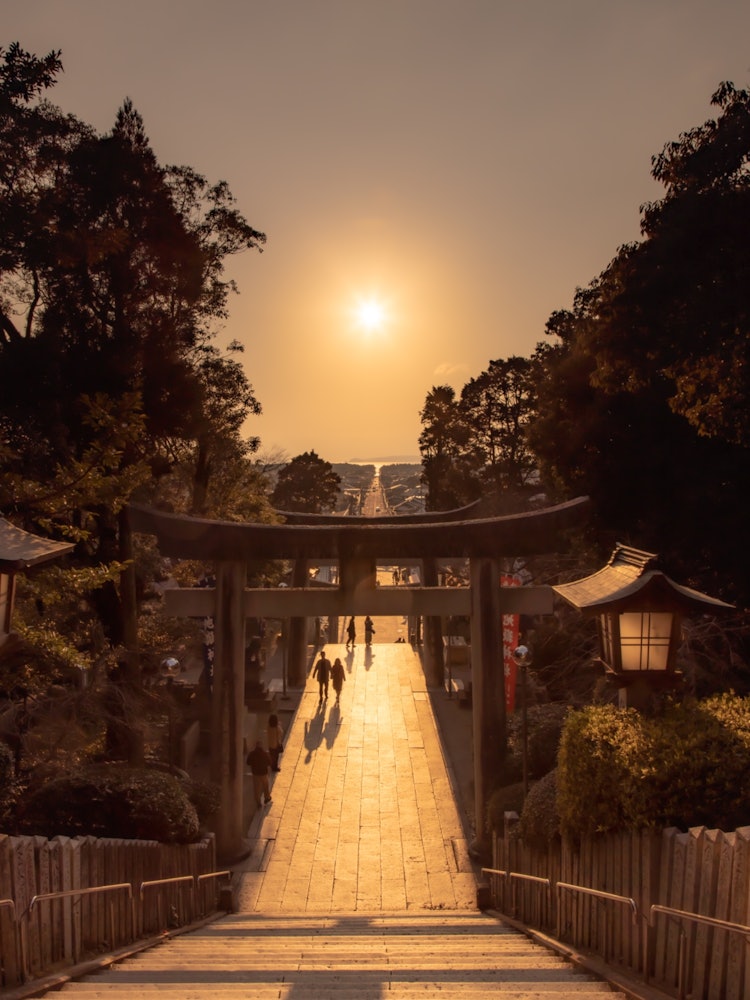 [相片1]福岡宮地岳神社只能在10月和2月看到的景色秋天的光之路風暴廣告中熟悉的地方太陽落在筆直的道路上