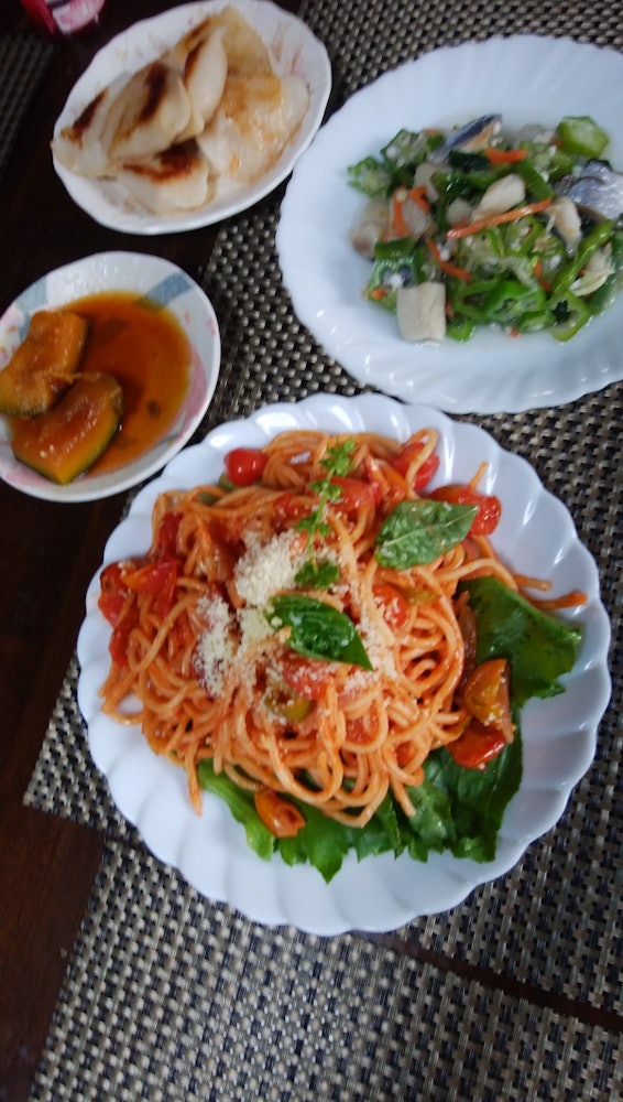 [相片1]那不勒斯意大利面、南瓜和饺子是沙拉。 那不勒斯意大利面充满了厨房菜园汤马、大蒜、洋葱、罗勒等。