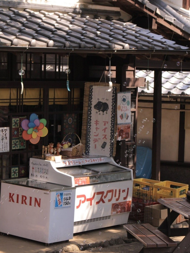 [相片1]五年前在野子島上拍攝。 在夏日的陽光下，我被古色古香的商店所吸引。