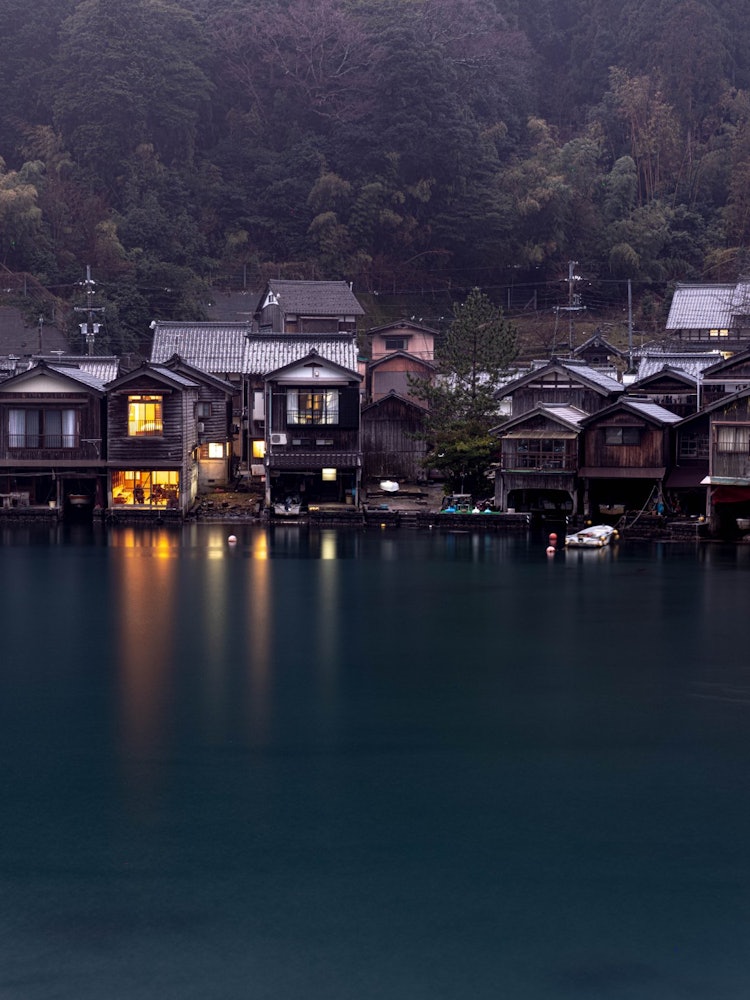 [Image1]The houses lined up by the sea look as if they are floating on the sea.The first floor housed boats,