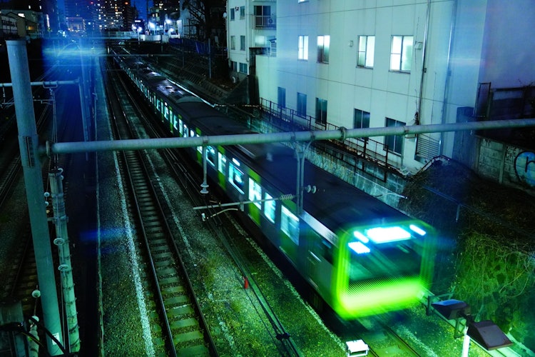 [Image1]Yamanote Line at Meguro Station.A moving train and a piece that makes you feel lonely