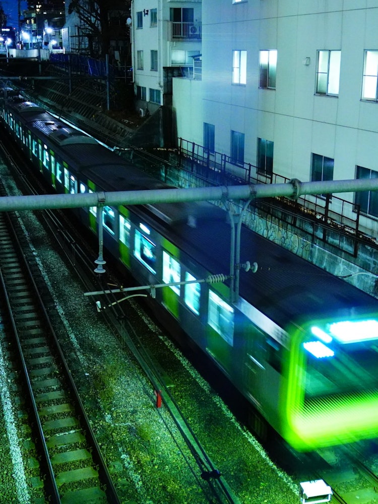 [画像1]目黒駅の山手線。動きある電車となにかと寂しさを感じる一枚