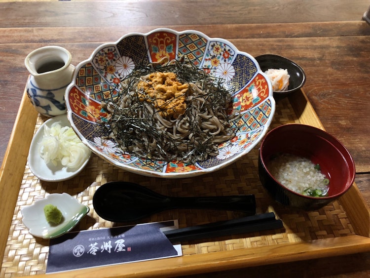 [相片1]在熊本縣天草市於2014年3月開業的荞麥麵餐廳“天草荞麥麵店Reishuya”中，豪華功能表“天草海膽荞麥面”和天草的海膽排在首位。