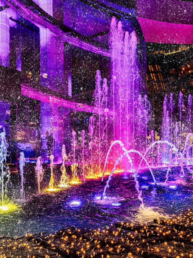 [相片1]今晚是紫雪福冈市内商业综合体运河城的灯光和喷泉灯饰在这一天，用淡淡的雪装饰为制作增添色彩我陪着它。