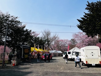 [画像1]新得神社山DE春まつり開催爽やかな朝、一昨日から気温も上がり満開に近い新得神社で春まつりの準備が進んでます。 この後10:00〜14:00まで桜満開の新得神社境内で開催されます。