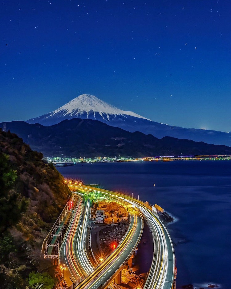 [相片1]眺望富士山的牟息田峠戴着雪帽的富士山很美冬季参观天气很冷，因为是深夜我想再次用雪帽拍一张富士山的照片。